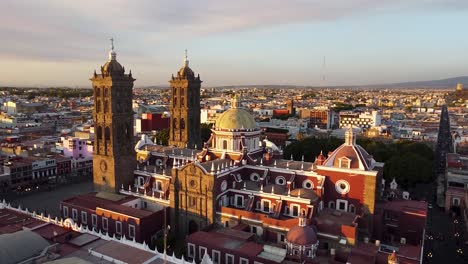 Impressive-Catholic-church-in-Oaxaca-de-Juarez---Mexico,-during-golden-hour