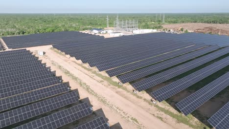 Aufnahme-Eines-Photovoltaikparks-Mit-Sonnenkollektoren-In-Cumayasa,-La-Romana,-Dominikanische-Republik