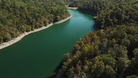 Dichter-Herbstwald-über-Dem-Blue-Lake-In-Eagle-Hollow-Cave,-Arkansas,-Vereinigte-Staaten