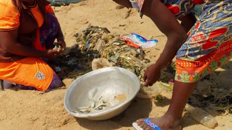 Afrikanische-Frauen-Wählen-Fische-Aus-Einem-Fischernetz-An-Einem-Strand-In-Ghana-Aus