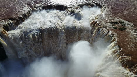 Der-Zenitale-Aufstieg-Vom-Herrlichen-Teufelsschlund-Zeigt-Den-Beeindruckenden-Wasserfluss-Der-Iguazu-Wasserfälle-Und-Fängt-Die-Schiere-Kraft-Und-Natürliche-Erhabenheit-Dieser-Ikonischen-Kaskade-Ein