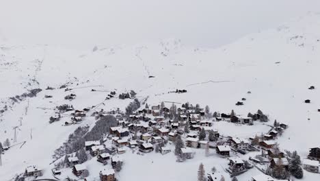 Snowy-winter-scene-of-Swiss-town-Arosa