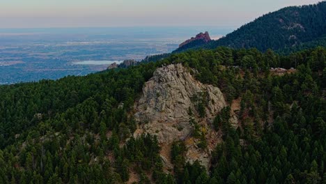 Exposed-red-rock-ledge-of-quartz-stands-out-from-scrub-pine-forest-at-Lost-Gulch-Overlook-Boulder-Colorado
