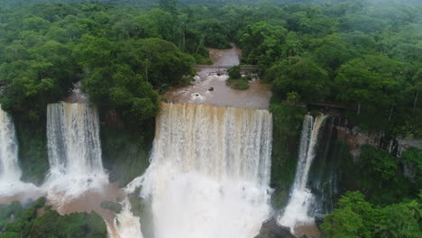 Una-Fracción-De-Las-Miles-De-Cascadas-Que-Forman-Las-Espectaculares-Cataratas-Del-Iguazú