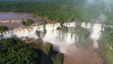 Impresionante-Vista-De-Las-Cataratas-Del-Iguazú-En-Un-Hermoso-Día,-Adornada-Con-Un-Vibrante-Arco-Iris