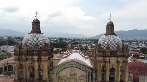 Spiralaufnahme-Der-Kathedrale-Von-Oaxaca,-Mexiko-Stadt