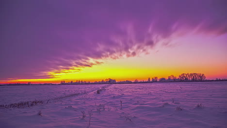Zeitraffer-Sonnenaufgang-Am-Frühen-Morgen-Und-Wolken,-Die-Sich-In-Der-Winterschneelandschaft-Bewegen