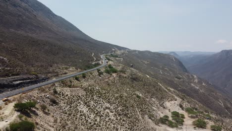 Einnahme-Der-Hügel-Der-Trockenzone-Von-Oaxaca