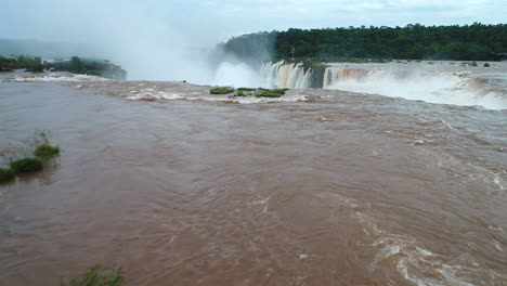 El-Vuelo-Bajo-Del-Dron-Sobre-El-Río-Deja-Al-Descubierto-La-Inmensa-Garganta-Del-Diablo-En-Las-Cataratas-Del-Iguazú