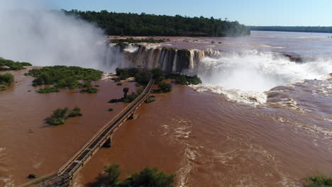 Pasarelas-En-El-Lado-Argentino-De-Las-Cataratas-Del-Iguazú,-Que-Culminan-En-La-Impresionante-Garganta-Del-Diablo.