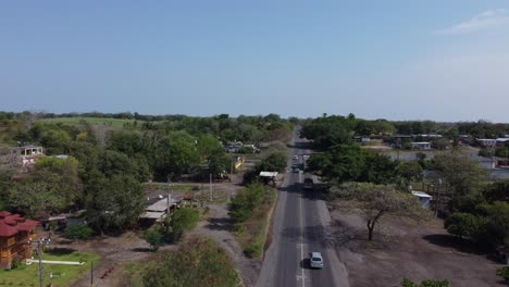Carretera-A-Oaxaca-Con-Entrada-Frontal-De-Autos.