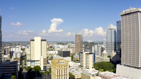 Luftaufnahme-Der-Innenstadt-Von-Tampa,-Wolkenkratzer-In-Florida,-Blauer-Himmel