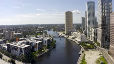 Luftaufnahme-Der-Innenstadt-Von-Tampa-Entlang-Des-Hillsborough-River