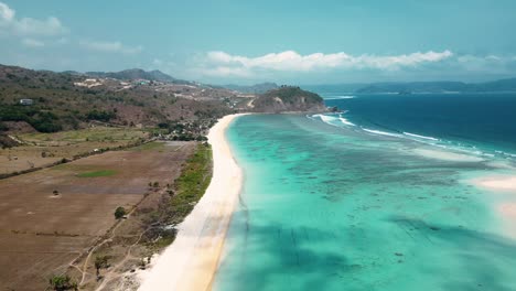 Toma-De-Drones-De-Agua-Turquesa-Y-Playa-Tropical-En-Lombok,-Indonesia.