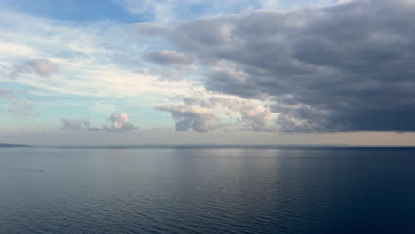Zeitraffer-Dunkler-Wolken,-Die-über-Einem-Ruhigen-Ozean-Auf-Land-Zurollen