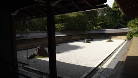 Ryoanji-Tempel-Zen-Steingarten-Mit-Morgensonne-Auf-Dem-Kies