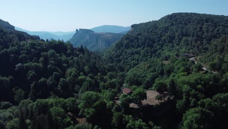 Pueblo-Escondido-Entre-árboles-En-Las-Montañas-De-Cataluña,-España.
