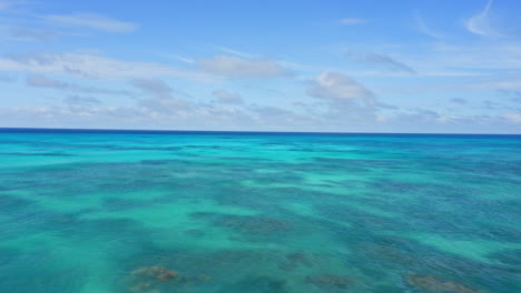 Luftaufnahme-über-Den-Tropischen-Türkisfarbenen-Ozean-Auf-Den-Seychellen