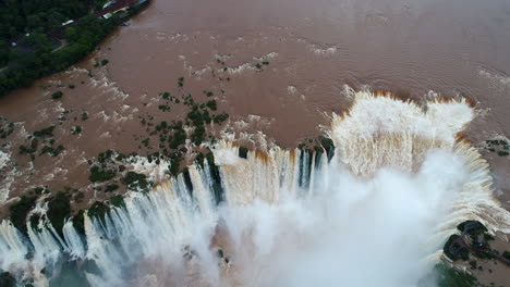 Zenitales-Bild,-Das-Die-Erhabenheit-Der-Iguazu-Wasserfälle-Und-Den-Berühmten-Teufelsschlund-Einfängt