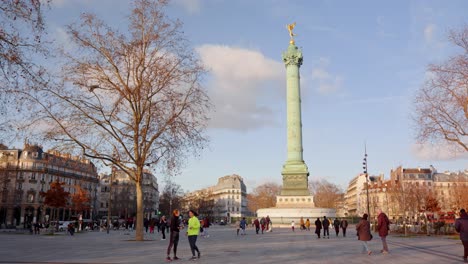 Place-de-la-Bastille-with-Iconic-July-Column-and-Pedestrians-in-Paris,-France,-Slow-Motion