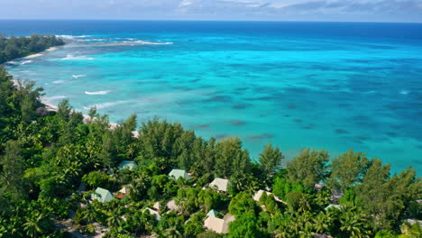 Luftdrohnenaufnahme-Des-Malerischen-Tropischen,-Einsamen-Strandes-Auf-Den-Seychellen