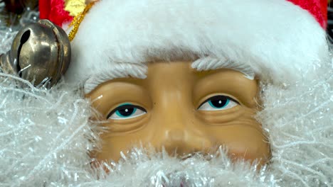 Weihnachtsmann-Spielzeug-Mit-Rotem-Hut-Und-Glöckchen,-Großer-Weißer-Bart,-Weihnachtsdekoration,-Traditionelle-Feiertagsgeschenke,-Neujahrsdekoration,-Glänzendes,-Farbenfrohes-Dekor,-Detaillierte-Nahaufnahme-Mit-Langsamer-Neigung,-4K-Video