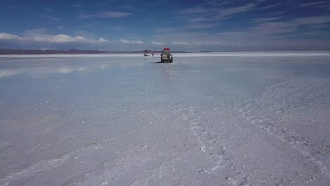 Perspektivische-Rückansicht-Eines-Fahrzeugs,-Das-Durch-Die-Bolivianische-Salzebene-Fährt