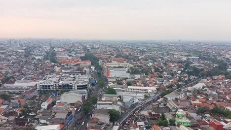 Timelapse-De-La-Vista-De-La-Ciudad-Y-El-Tráfico-En-La-Carretera,-Semarang,-Java-Central,-Indonesia