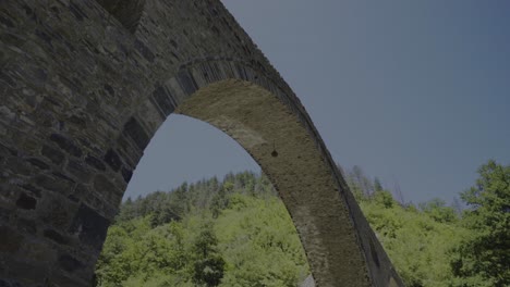 Vista-Circular-Del-Histórico-Y-Legendario-Puente-Del-Diablo-Ubicado-Cerca-De-La-Montaña-Ródope,-Sobre-El-Río-Arda,-En-La-Ciudad-De-Ardino,-En-Bulgaria