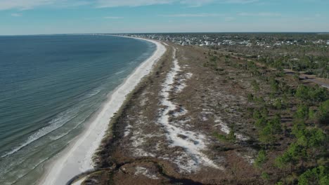 Luftflug-über-Einen-Natürlichen-Strand-Und-Dünen-In-Florida