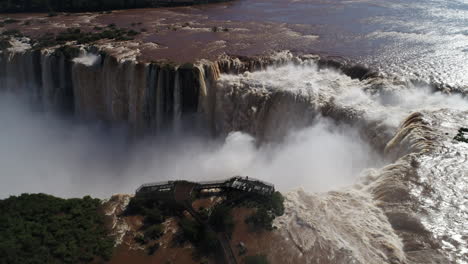 Eine-Spektakuläre-Szene-Entfaltet-Sich,-Wenn-Ein-Vogelschwarm-Anmutig-Vor-Der-Atemberaubenden-Kulisse-Der-Iguazu-Wasserfälle-Gleitet