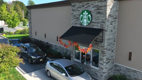 Der-Starbucks-Barista-Reicht-Drive-in-Kunden-Ein-Rosafarbenes-Erfrischungsgetränk