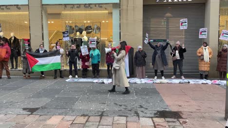 Toma-En-Mano-De-Un-Manifestante-Palestino-Usando-Un-Megáfono-Para-Promover-Un-Alto-El-Fuego.