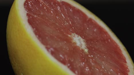Köstlicher-Grapefruitschnitt-Zum-Auspressen-Von-Frischem-Saft.-Grapefruithälfte