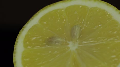 Köstlicher-Zitronenschnitt-Zum-Auspressen-Von-Frischem-Saft.-Zitronenhälfte
