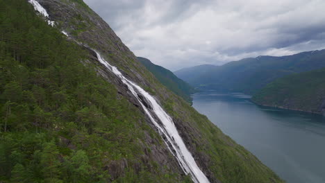Luftfahrt-Zum-Langefoss-Wasserfall-Im-Sommer-An-Der-Atemberaubenden-Westküste-Norwegens