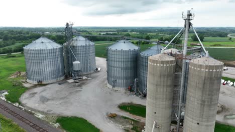 Grain-silos-in-Midwest-USA-farm-with-adjacent-railway