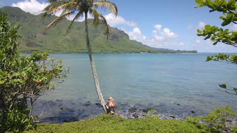 An-Einem-Hawaiianischen-Strand-Fängt-Eine-Frau-In-Einem-Rosa-Bikini-Und-Einem-Strohhut-Die-Essenz-Tropischer-Schönheit-Ein