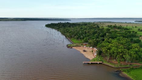 Luftaufnahme-Eines-Strandes-Und-Privathafens-Am-Fluss-Paraná-In-Argentinien-Aus-Der-Vogelperspektive