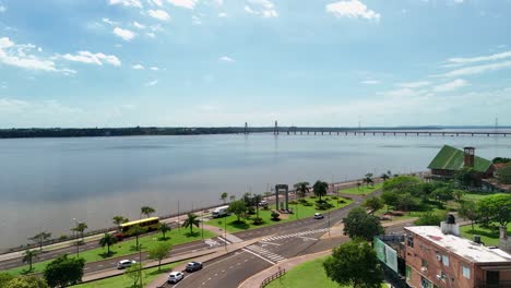 Epic-drone-ascent-unveiling-the-vast-and-stunning-Paraná-River,-with-the-picturesque-backdrop-of-Paraguay