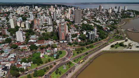 Fesselnde-Luftaufnahme,-Während-Eine-Drohne-Anmutig-Posadas,-Misiones,-Argentinien-Freilegt-Und-Den-Charme-Der-Stadt-Aus-Einer-Einzigartigen-Perspektive-Enthüllt