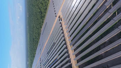 Vertikale-Umlaufbahnaufnahme-Eines-Photovoltaikparks-Mit-Sonnenkollektoren-In-Cumayasa,-La-Romana,-Dominikanische-Republik