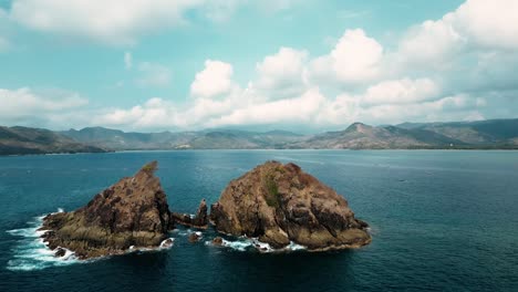 Drone-Dando-Vueltas-Alrededor-De-Islas-Rocosas-En-El-Océano-En-Indonesia
