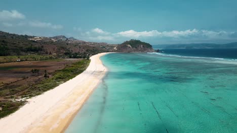 Toma-De-Drones-De-Una-Playa-De-Arena-Tropical-En-Lombok,-Indonesia.