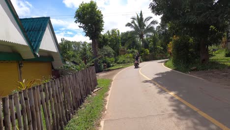 Mujer-Joven-Montando-Una-Scooter-En-La-Tailandia-Tropical-Capturada-En-Hiperlapso.