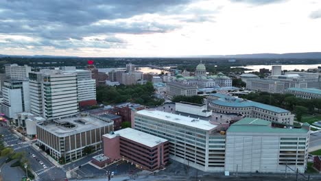 Harrisburg,-Pennsylvania-Capitol-Building-Und-Die-Umliegende-Skyline-Bei-Sonnenuntergang