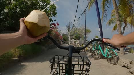 Bike-Abenteuer-Auf-Einer-Tropischen-Insel-Mit-Einer-Kokosnuss-Erfrischung