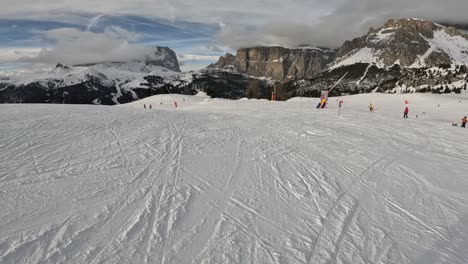 Gente-Esquiando-Y-Haciendo-Snowboard-Por-La-Pista-De-Esquí-O-Pista-En-Las-Montañas