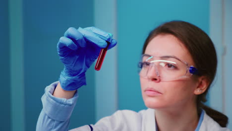 Mujer-Científica-Examinando-Muestras-De-Sangre