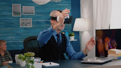 Hombre-Jubilado-Experimentando-Realidad-Virtual-Usando-Auriculares-Vr-En-La-Sala-De-Estar